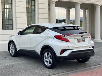 2017 Toyota C-HR - Thumbnail