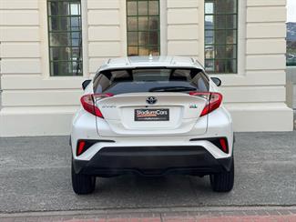 2017 Toyota C-HR - Thumbnail