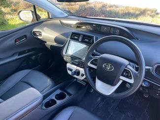 2016 Toyota Prius - Thumbnail