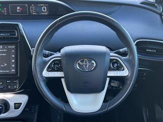 2016 Toyota Prius - Thumbnail
