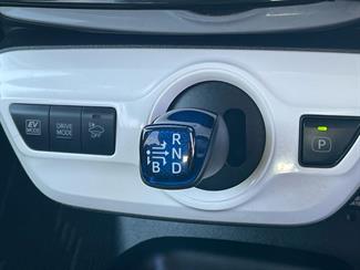 2016 Toyota Prius - Thumbnail