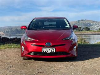 2016 Toyota Prius - Thumbnail