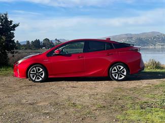 2016 Toyota Prius - Thumbnail