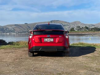 2016 Toyota Prius - Thumbnail