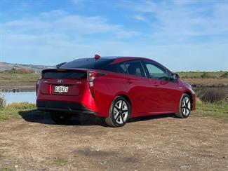 2016 Toyota Prius - Thumbnail