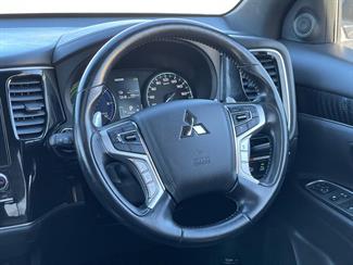 2021 Mitsubishi Outlander - Thumbnail