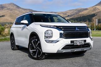 2024 Mitsubishi Outlander - Thumbnail