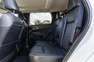 2024 Mitsubishi Outlander - Thumbnail
