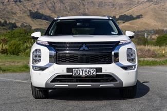 2024 Mitsubishi Outlander - Thumbnail