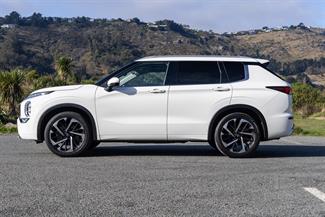 2024 Mitsubishi Outlander - Thumbnail