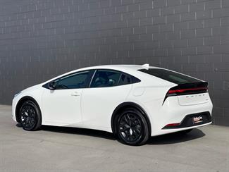 2023 Toyota Prius - Thumbnail