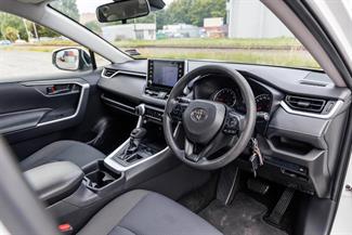 2019 Toyota RAV4 - Thumbnail