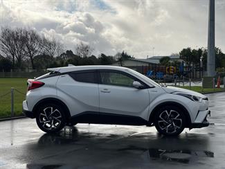 2017 Toyota C-HR - Thumbnail