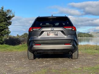 2020 Toyota RAV4 - Thumbnail