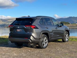 2020 Toyota RAV4 - Thumbnail