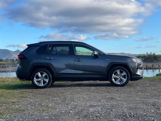 2020 Toyota RAV4 - Thumbnail
