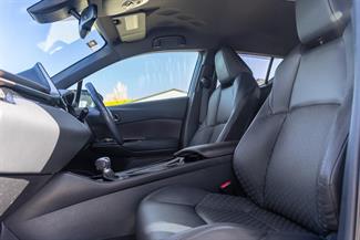 2017 Toyota C-HR - Thumbnail