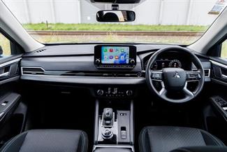 2022 Mitsubishi Outlander - Thumbnail