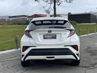 2017 Toyota C-HR - Thumbnail