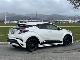 2017 Toyota C-HR - Thumbnail