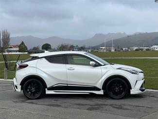 2017 Toyota C-HR - Thumbnail