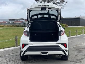2017 Toyota C-HR - Thumbnail