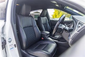 2015 Toyota Harrier - Thumbnail