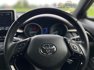 2017 Toyota C-HR - Thumbnail