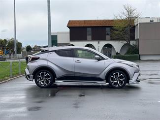2017 Toyota C-HR - Thumbnail