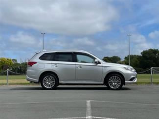 2020 Mitsubishi Outlander - Thumbnail