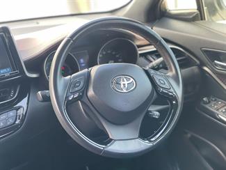 2017 Toyota C-HR - Thumbnail