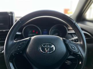 2017 Toyota C-HR - Thumbnail
