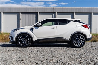 2017 Toyota C-HR - Thumbnail