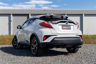 2017 Toyota C-HR - Thumbnail