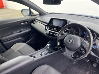 2017 Toyota C-HR - Thumbnail
