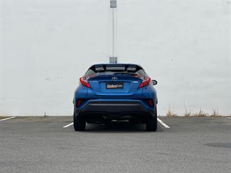 2017 Toyota C-HR - Thumbnail