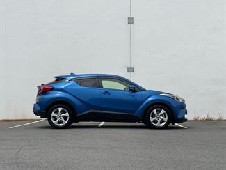2017 Toyota C-HR - Thumbnail