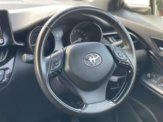2017 Toyota C-HR - Thumbnail
