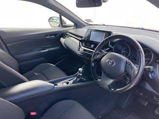 2017 Toyota C-HR - Thumbnail