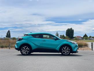 2017 Toyota C-HR - Thumbnail