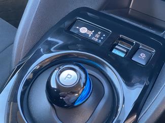 2017 Nissan LEAF - Thumbnail