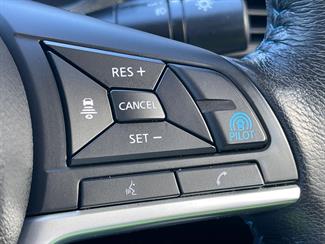 2017 Nissan LEAF - Thumbnail