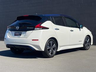 2017 Nissan LEAF - Thumbnail
