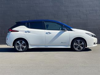 2017 Nissan LEAF - Thumbnail