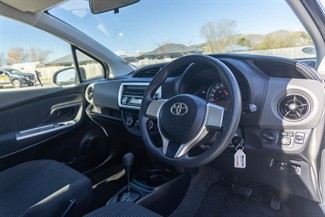 2015 Toyota Vitz - Thumbnail