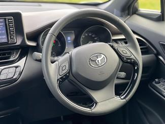 2017 Toyota C-HR - Thumbnail