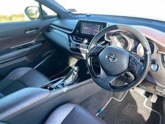 2017 Toyota C-HR - Thumbnail