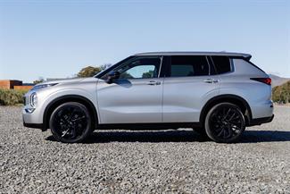 2024 Mitsubishi Outlander - Thumbnail