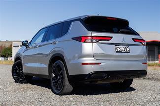 2024 Mitsubishi Outlander - Thumbnail