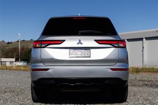 2024 Mitsubishi Outlander - Thumbnail